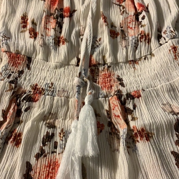 Women’s super cute white dress with flower design - Picture 3 of 6